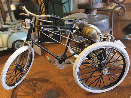 これもブリキのおもちゃ。レトロな「自転車」8400円。