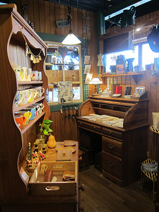 商品が並べられた木の食器棚や机はオーナーの手作り。
