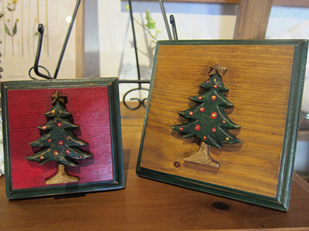 クリスマスツリーの置物。左が1500円、右は1700円。
オーナーが一つずつ丁寧に削り出した
モミの木のクリスマスオブジェ。