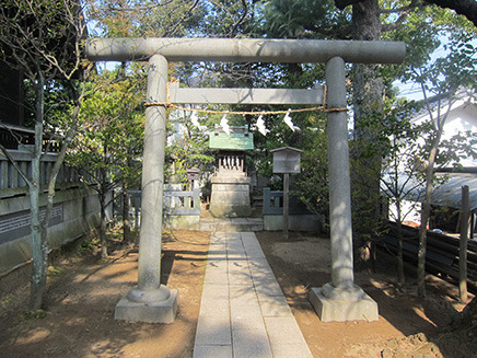 拝殿の右手には鳥居の奥に“寄せ宮”形式で5つ神社が祀られている。
中央が「古峰神社」。左手は「白山妙理大権現」と「稲荷神社の小祠」。
右手は「小御嶽石尊大権現」と「浅間宮」の碑。
