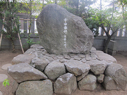 幸田露伴の文学碑。永井、幸田とも晩年に白幡天神社近くに移り住み、
作品の中でも白幡天神社の様子を書いている。
