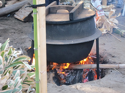 昨年の神事で使われた熊笹で大釜の湯を沸かす。