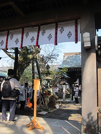 「神門」。源氏の旗印が白旗であり、「白幡」となったと伝えられている。