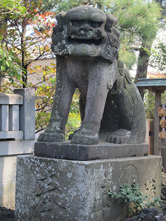 1835(天保6)年に奉納された狛犬。口を開いている“阿形”の獅子。