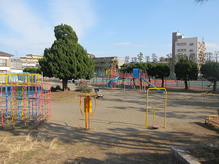 区画整理之碑とテニスコートの間にある遊具広場。