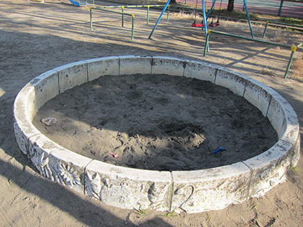 周りにカニやアンコウが模られた円形の砂場。