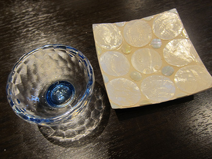 ガラス製の“飲杯”と貝殻製の“茶托”。
それぞれ別の場所で購入したものを組み合わせて使う。
オーナーのセンスが際立つ。 