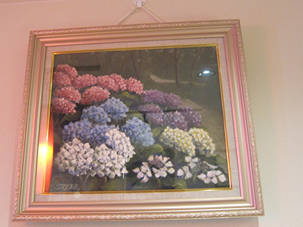 店内には季節に合う絵画が壁に。