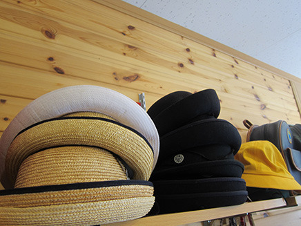 幼稚園の麦わら帽子や小学校の通学用帽子。