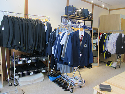 学校指定の制服や学用品の中古品が並ぶ店内。