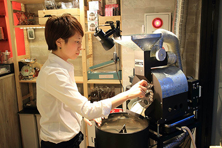 自家焙煎機で常に新鮮な豆を提供。焙煎は豆の味を大きく左右するもの。
真剣なまなざしで焙煎機を操作するオーナーの松田美希さん。