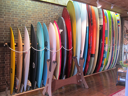店内左手の壁際には、色とりどりのサーフボードが並ぶ。
