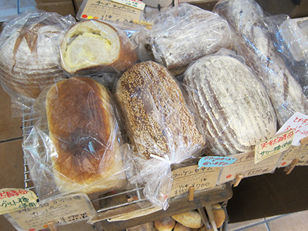 天然酵母を使用したライ麦パン、
全粒粉などハード系のパンだけでもたくさんある。