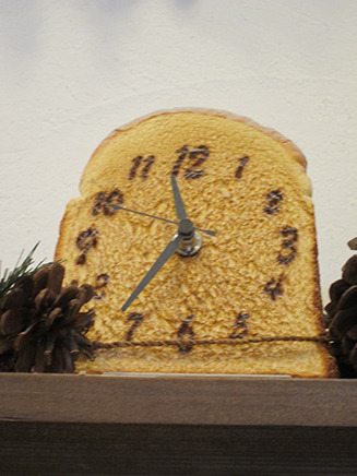 よく見ると、ここにもパンをモチーフにしたグッズが……
こんがりといい感じに焼けたトーストが時計に(非売品)。