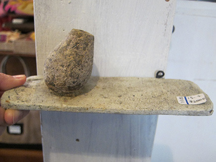 足達禎子さん作、陶器の「時計」や「小物入れ」など。
 「一輪挿し」は、柱などに取り付けることもできる。