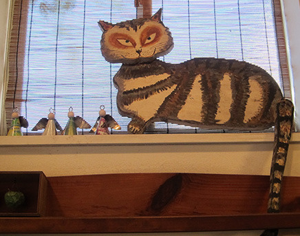 窓際には「Daskind Q」のモチーフである猫の置物が。その隣にはと小さな聖歌隊のオブジェも。