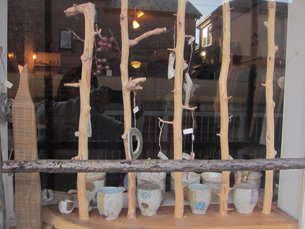 窓に近づいて店内を見ると、木材などを使ったクリスマスオブジェや
陶器のカップなどが見える。