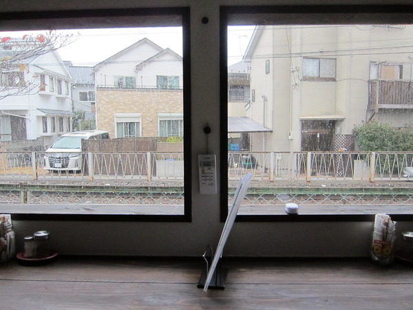 窓の前には京成本線の線路が。