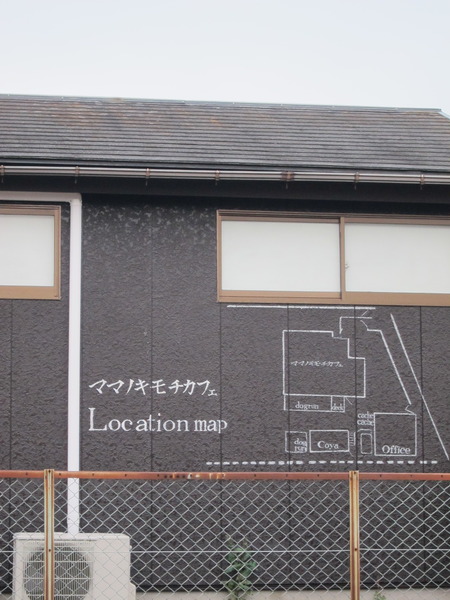 京成本線の線路沿いに佇むカフェ。建物に店の地図が描かれている。