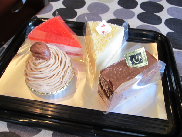 本日のケーキは全4種類。左手前が「モンブラン」、左奥「いちごムース」、「ドゥーブルフロマージュ」、「チョコレート」。