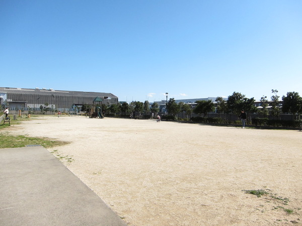 ボール遊びをしたり走り回ったり多目的に利用できる広場がある。