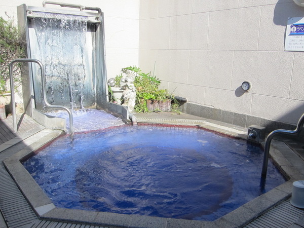 ルビー湯側にある洋風の露天風呂。