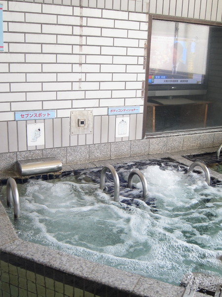パール湯に設置されている“セブンスポット”(左)と“ボディコンディショナー”(右)。穴からジェット噴射されると右のように泡立つ。
