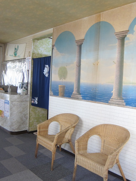 ロビーの壁には、地中海をイメージした絵が描かれている。
