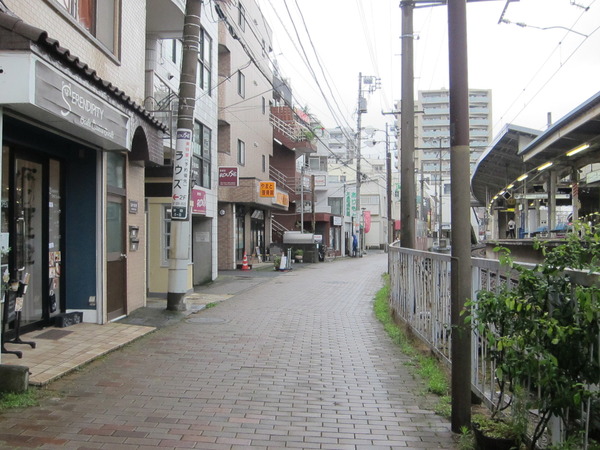 京成本線市川真間駅から徒歩1分。駅のホームからお店が見える。