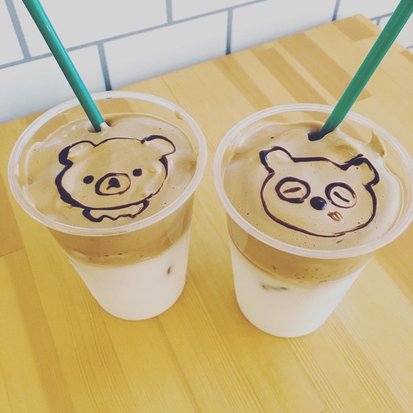季節限定の「ダルゴナコーヒー」アイス/ホット400円。韓国で流行中の新感覚ドリンク。Rinaさんが描くクマのラテアート付き。季節商品は他に「ミルクココア」、「ロイヤルミルクティー」、「ラム カフェラテ」もある。