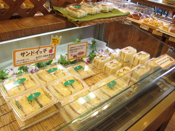 サンドイッチの種類も豊富。野菜がたっぷりでジューシーな「BLTEサンド」は302円。