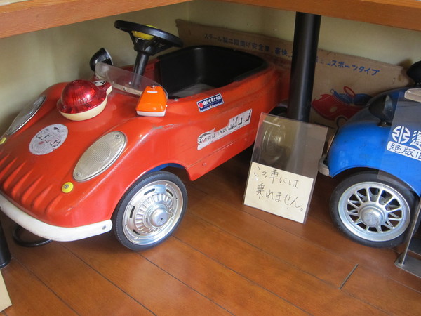 店主の趣味・ブリキでできた自動車が2台、店の一角に展示されている。