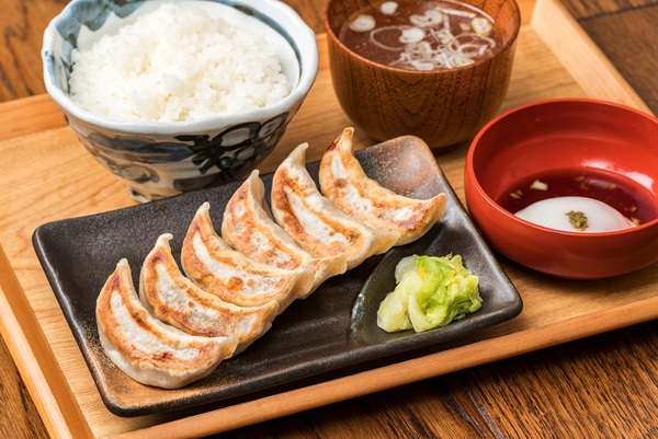 「肉汁焼き餃子定食」800円(ランチ700円)。