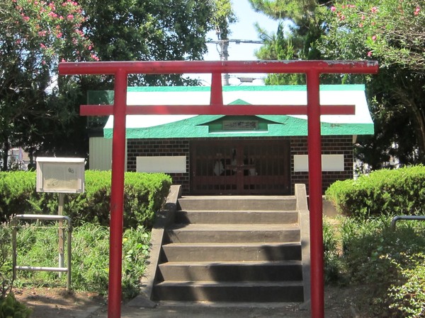 公園内には、南行徳駅付近から移設された「一之浜竜王宮」がある。