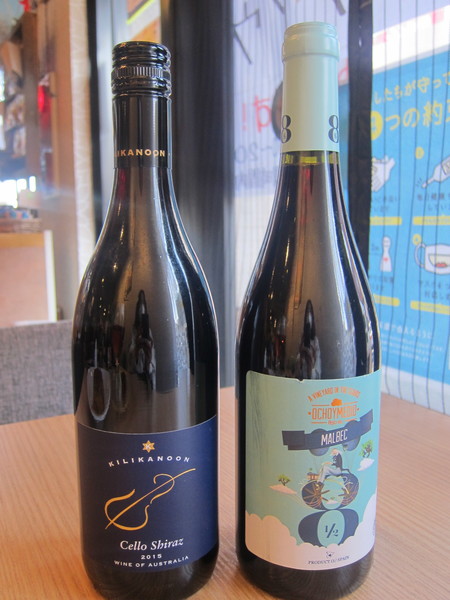 右は標高850ｍの天空の畑で造られる赤ワイン「マルベック2019」(グラス600円)。左はオーストラリアにある最高峰のワイナリーで造られた日本初上陸の赤ワイン「キリカヌーン　チエロ シラーズ2015」(グラス750円)。※商品は随時入れ替わるため、ない場合もある。