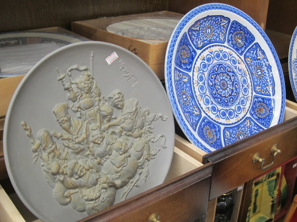 七福神の絵柄の大皿(左)。