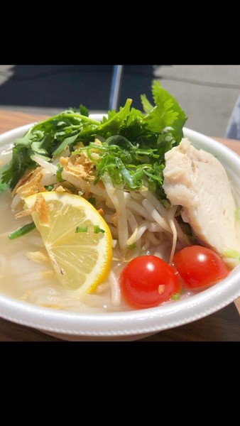 子どもでも食べやすいやさしい味わいの「ベトナムフォー(鶏)」(700円)。