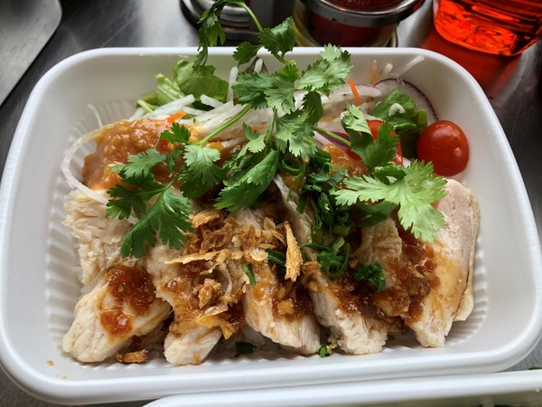 タイ米に鶏肉、野菜多め蒸し鶏のお弁当「カオマンガイ」(800円)。