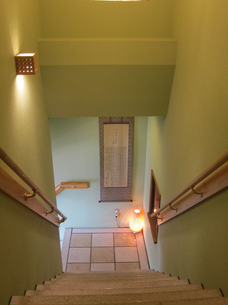 「甘味処　童心庵」へはこの階段を上る。