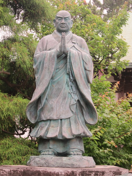 境内には日蓮宗の宗祖・日蓮聖人の銅像がある。
