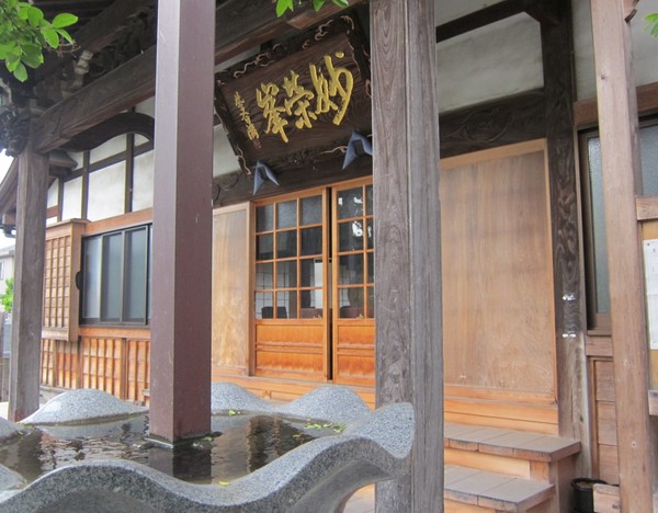 妙好寺の本堂。