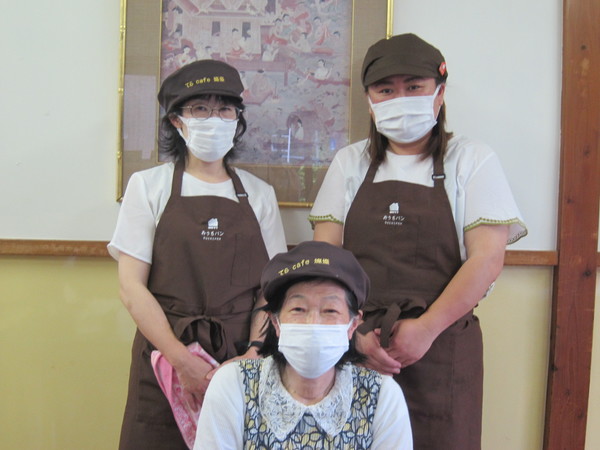 本日のスタッフは、パン教室の先生・髙附さん(左)と高野さん(右)、妙好寺のご住職の奥様・石川さん(中央)。