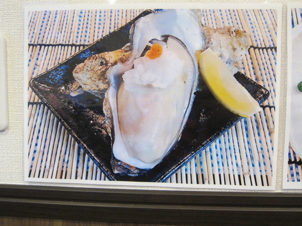 写真は岩手県産。産地は時期により異なる「生牡蠣」480円。
