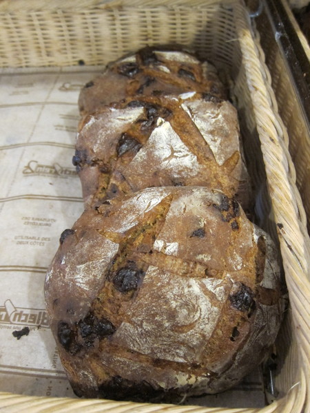 プレーンをはじめ、ドライフルーツなどを加えたハード系のパンは10種類以上用意。パン オルディネールで力を入れている自慢のパンで予約するファンもいる。嚙めば嚙むほど深い味わいが広がる。