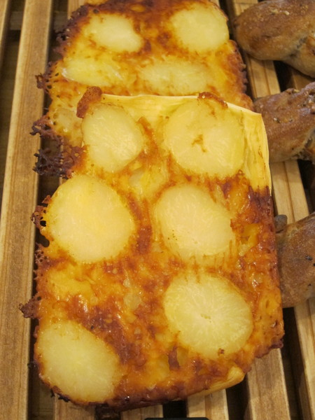 「コンソメポテトガレット」300円。クロワッサン生地にポテトスライスとコンソメ風味のチーズを乗せてほっくり焼き上げたパン。