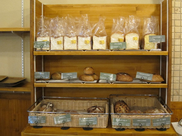 “食パン”や“ハード系のパン”が並ぶ棚。