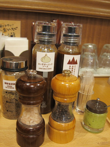 卓上に用意された調味料は全6種類。前列左から、岩塩、黒胡椒、本わさび、後列左から燻製塩胡椒、ロッヂガーリックソース、ロッヂオリジナル淡路島の玉ねぎを使った手作り生ソース。
