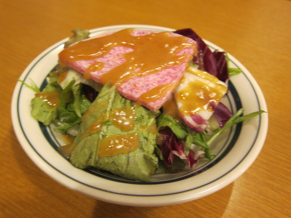 オリジナルドレッシングで味わう「生野菜サラダ」。本日は赤大根がトッピング(季節により異なる)。