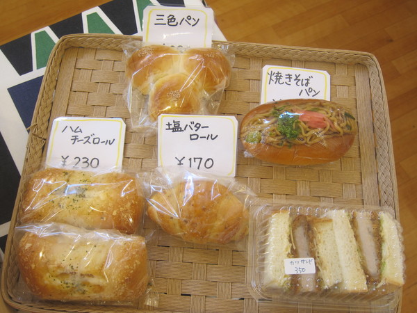 「ひとぱん工房」や「DREAM FOODS(ドリームフーズ)」のパンは9時販売。