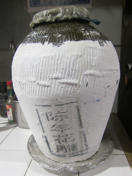 「古越龍山甕出し紹興酒」グラス660円、デカンタ(約4杯分)2585円(左)。